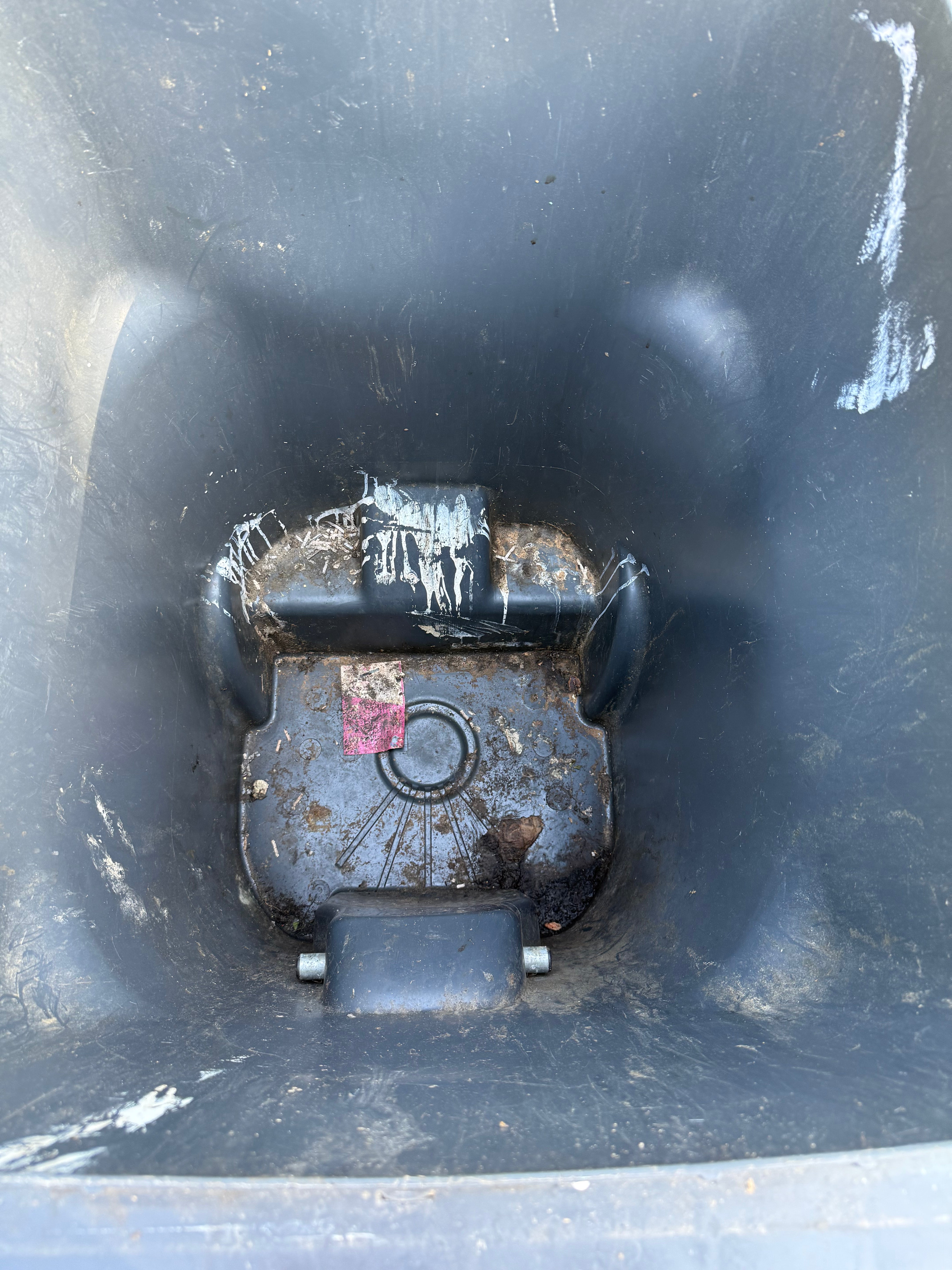 Trash bin before cleaning